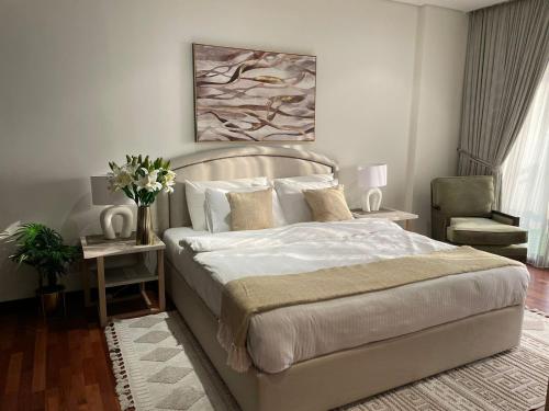 Een bed of bedden in een kamer bij 5 star 1 Br Anantara Luxory Hotel Apartment connected Anantara Hotel
