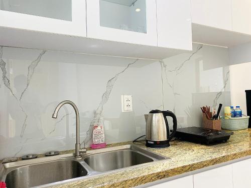 a kitchen with a sink and a counter top at Alpha Homestay Marina Long Xuyên in Ấp Ðông An (1)