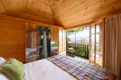 una camera con letto e balcone di Mimi Calpe a Tangeri