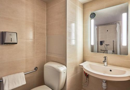 ル・ヴァル・サン・ペールにあるB&B HOTEL AVRANCHES Baie du Mont St-Michelのバスルーム(トイレ、洗面台付)