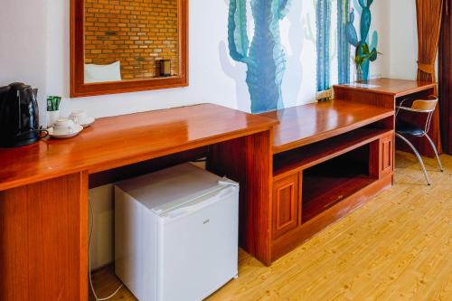 a room with a wooden desk with a microwave at Hydronauts Diving Resort - Koh Tao in Ko Tao
