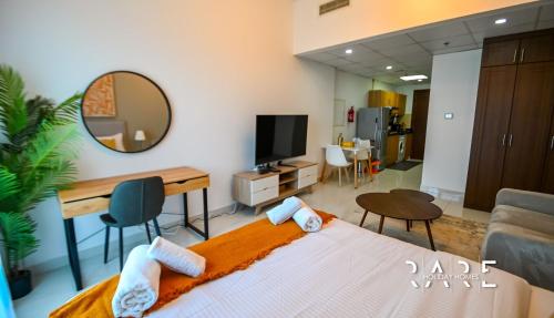 TV a/nebo společenská místnost v ubytování RARE Holiday Homes - Golf Course View - Elite Residences - R1303 - Dubai Sports City