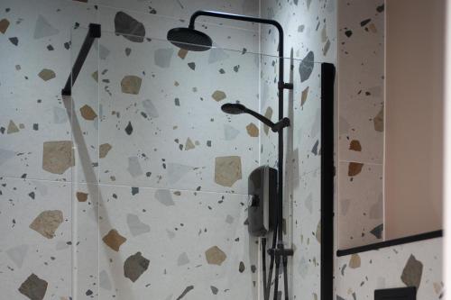 Ένα μπάνιο στο Subterranean Studio with Panoramic Costal Views and Sauna