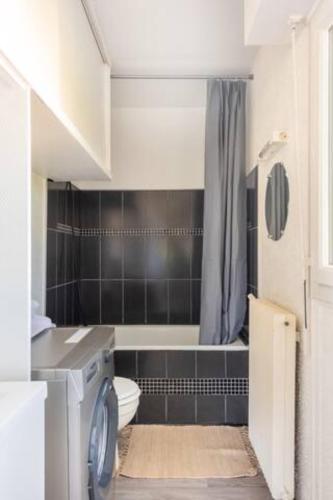 une salle de bain avec toilettes et lavabo et une machine à laver dans l'établissement Idéal familles ou pros studio 4 pers à Talence, proche tram et Bordeaux centre, à Talence