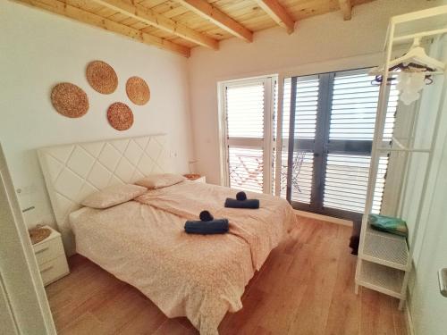 um quarto com uma cama com duas toalhas em Babo Lanzarote em Playa Blanca