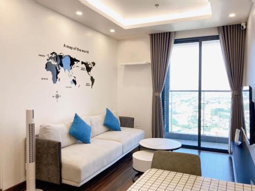 una sala de estar con sofá y un mapa mundial en la pared en HANA APARTMENT, en Hai Phong