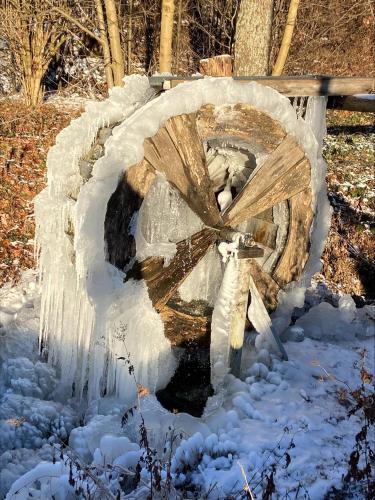 a wooden wheel covered in ice in the snow at Gretel von Birne in Winterberg