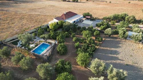 eine Luftansicht eines Hauses mit Pool in der Unterkunft VILLA LOS ARCOS in Málaga