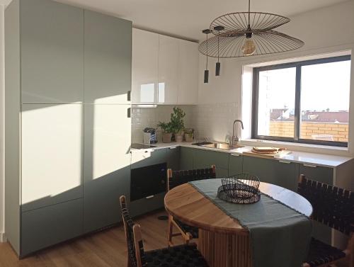 a kitchen with a table and a kitchen with a window at Sunset Lounge CorgoMar in Lavra