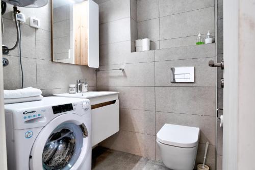 een kleine badkamer met een wasmachine bij The Riverscape in Podgorica