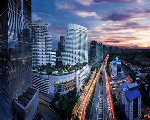 um horizonte da cidade com edifícios e tráfego numa auto-estrada em Hilton Kuala Lumpur em Kuala Lumpur