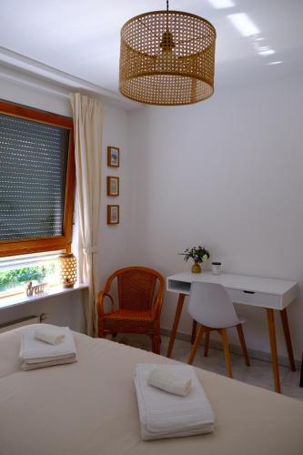 a bedroom with a bed and a desk and a table at Traumurlaub WestCoast Ammersee 7 Gehminuten zum See in Schondorf am Ammersee
