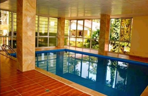 Bazén v ubytování Golden Fleece Hotel nebo v jeho okolí