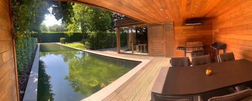 una casa con piscina en el patio trasero en Casa Mateo, 