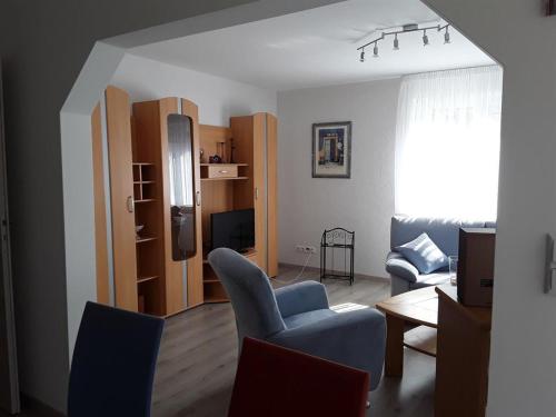 - un salon avec un canapé, des chaises et une table dans l'établissement Ferienwohnung Haus Emmerich, à Sarrebourg