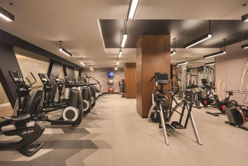 Fitness centrum a/nebo fitness zařízení v ubytování Martinique New York on Broadway, Curio Collection by Hilton