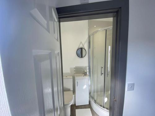 Bathroom sa Silver Stag Properties, Ensuite Bedrooms w Kitchen