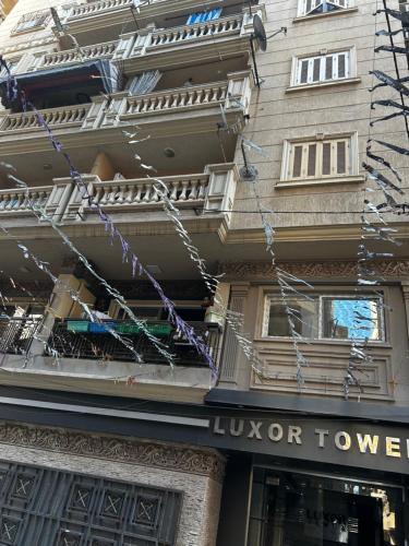 un edificio con una señal de torre de luznor en él en Budget Benefit Break en Alexandria