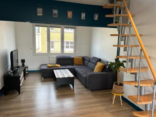 - un salon avec un canapé et une échelle dans l'établissement Duplex lumineux entre plage et centre-ville, à Dunkerque