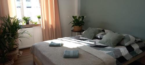 Un dormitorio con una cama con almohadas. en Eloft Żelazna en Varsovia