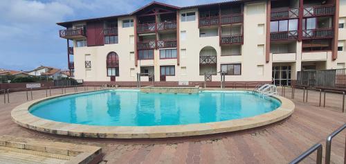 une piscine devant un immeuble dans l'établissement Le Soleil d’Or, à Soorts-Hossegor