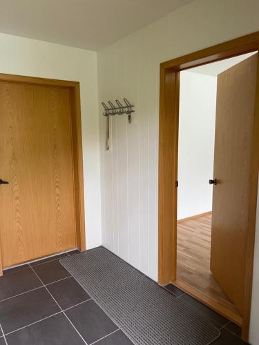 una stanza vuota con una porta e un pavimento piastrellato di Cozy apartment in Seydisfjordur a Seyðisfjörður