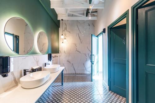 een badkamer met 2 wastafels en een spiegel bij Old Bank Hotel - Lion Roars Hotels & Lodges in Kaapstad
