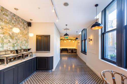 Dapur atau dapur kecil di Old Bank Hotel - Lion Roars Hotels & Lodges