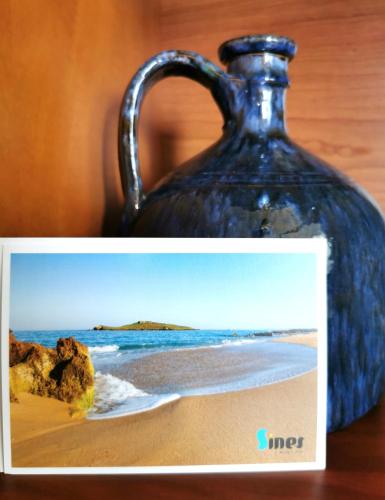 a blue vase with a picture of the beach at Gustavo's Place in Sines
