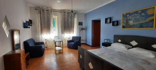 NeretoにあるA casa di Emmaのリビングルーム(ベッド1台、ソファ、椅子付)