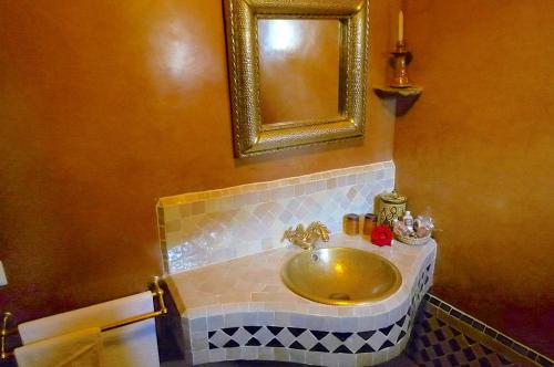 a bathroom with a sink and a mirror at Les Jardins de Skoura in Skoura