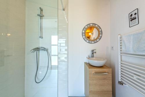 La salle de bains est pourvue d'une douche et d'un lavabo. dans l'établissement Maison Ker An Aod Lampaul Plouarzel, à Lampaul-Plouarzel