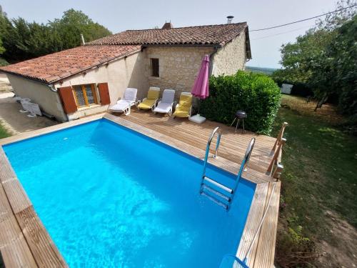 une piscine devant une maison dans l'établissement Gite Les Barts-Loubes Bernac nr Plum Village&Eymet, à Loubès-Bernac