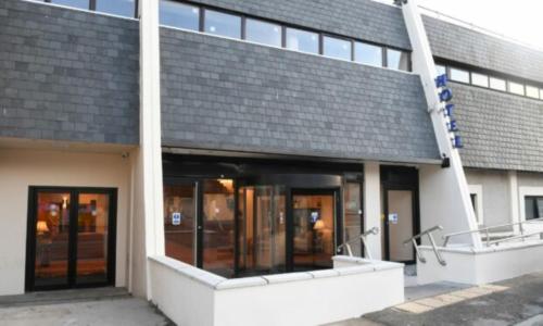 um edifício com portas de vidro e um telhado cinzento em Britannia Hotel Aberdeen em Aberdeen