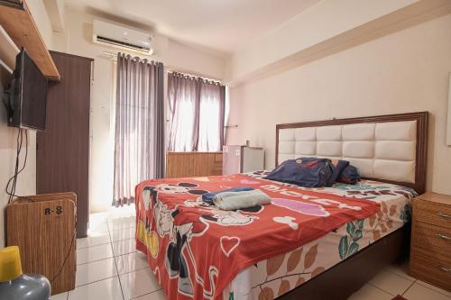 a bedroom with a large bed in a room at Room Rendi Podomoro Golf View in Taladjurg-udik
