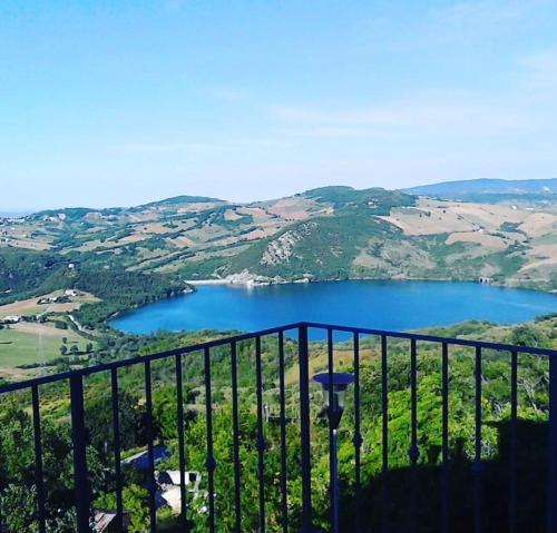 Blick auf einen großen blauen See in einem Tal in der Unterkunft La Casa sul lago in Fara San Martino