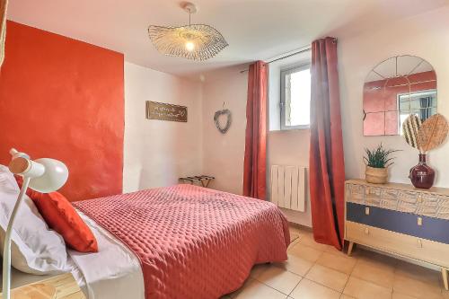 a bedroom with a red bed and a window at LE TOLOSANA - Appartement 4 personnes - Centre WiFi Cosy in Saint-Gilles