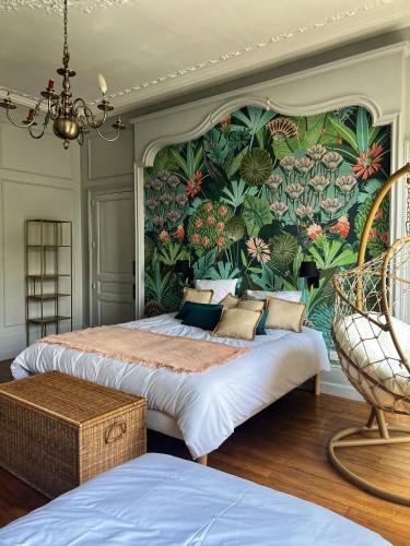 une chambre avec deux lits avec un mur floral dans l'établissement La maison de famille Limoges, à Limoges