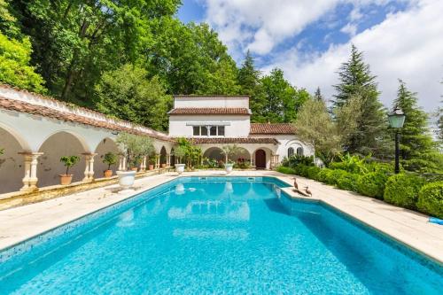 una piscina en el patio trasero de una casa en 1986MALAGAR, en Baurech