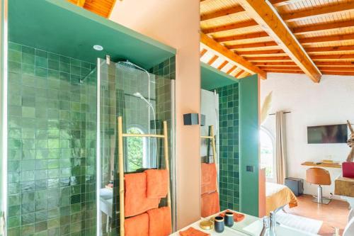a bathroom with a shower and a sink at 1986MALAGAR in Baurech