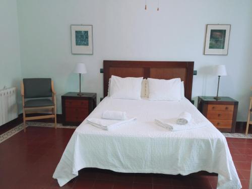 a bedroom with a bed with two towels on it at Apto La Almena 2 junto a Plaza Mayor,2 habitaciones,parking gratuito in Cáceres