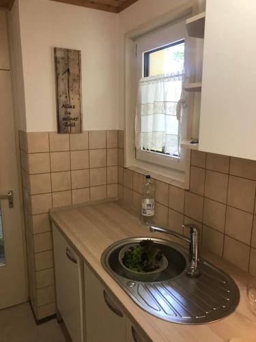 um lavatório de cozinha com um prato de comida em Feriendorf Reichenbach - Wieselweg 1 em Nesselwang