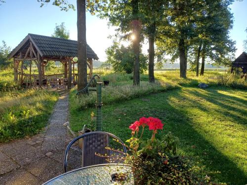 a garden with a picnic table and a gazebo at B&B Het mooie uitzicht in Reuver