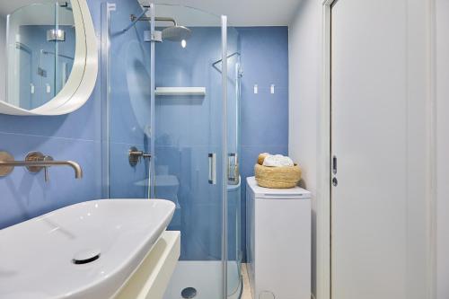 ein Bad mit einem Waschbecken und einer Glasdusche in der Unterkunft Hedera Estate Hedera Studio 1 in Dubrovnik