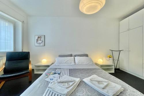 メナッジョにあるMenaggio 57のベッドルーム(大型ベッド1台、椅子付)