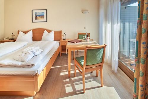 sypialnia z łóżkiem i biurkiem z laptopem w obiekcie Apparthotel Minerva Diana Octavia w mieście Bad Gögging