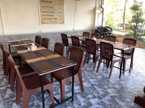 uma fila de mesas e cadeiras num restaurante em Thiên Ân Hotel em Thôn Dương Phẩm