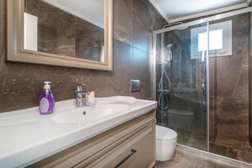 uma casa de banho com um lavatório e um chuveiro em Villa w Pool Garden Patio 1 min to Beach in Bodrum em Yalıkavak