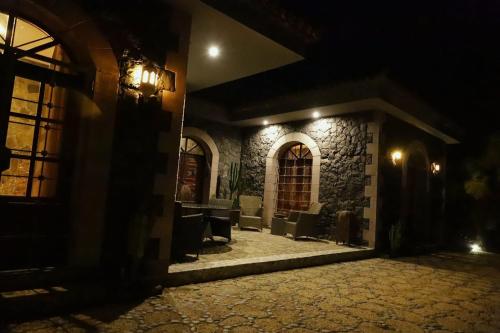 een kamer met een stenen gebouw 's nachts bij Luxury villa in Nature with Swimming pool Tenerife, Santiago del Teide, with sea and mountain views in El Retamar