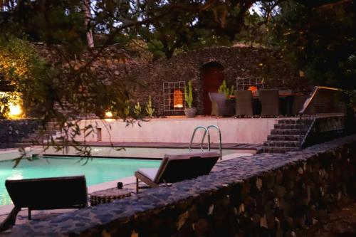 Peldbaseins naktsmītnē Luxury villa in Nature with Swimming pool Tenerife, Santiago del Teide, with sea and mountain views vai tās tuvumā